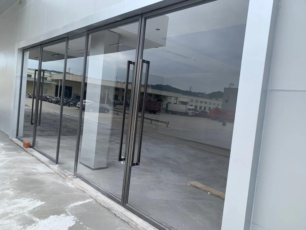光影間的工業美學 解析“超大玻璃”在廣州4S店辦公室中的應用瞬間